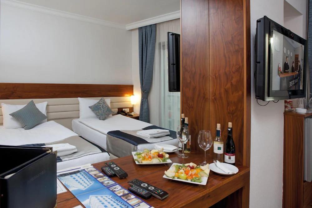 Demir Otel Bornova Exteriör bild